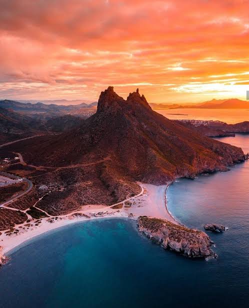Vista aérea del Cerro Tetakawi, la playa y el mar al atardecer en San Carlos, Sonora
